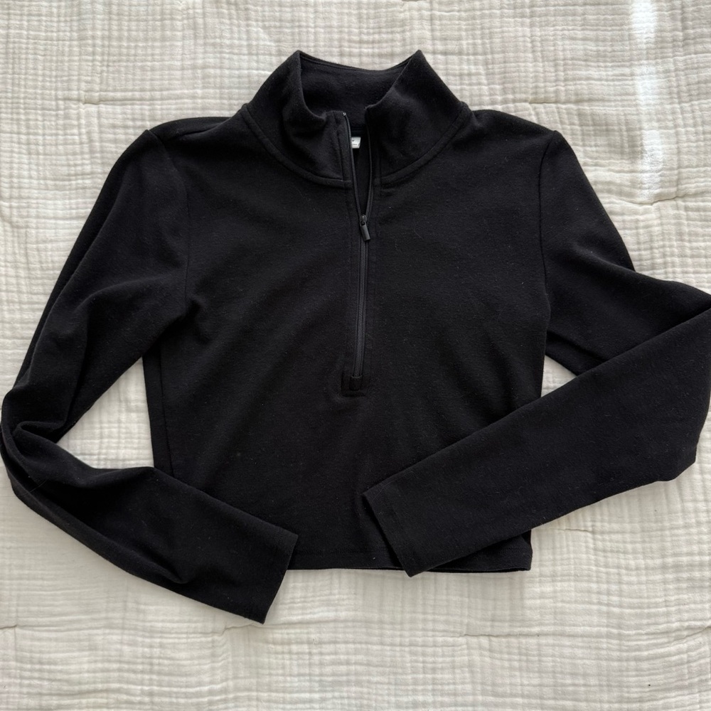 Aritzia cropped workout long sleeve